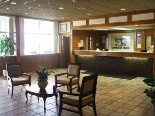 Regency Inn And Conference Center 클린턴 내부 사진